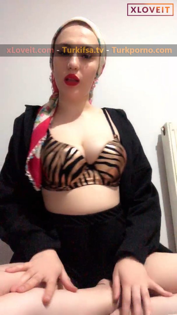 Tango Lames ifşa Türbanlı leopar desenli sütyenle yayında